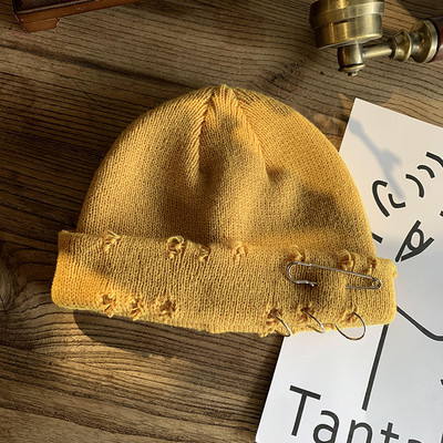 Alkalmi női téli sapka fém elemekkel