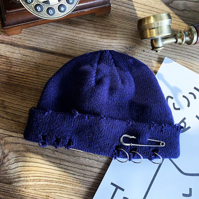 Alkalmi női téli sapka fém elemekkel