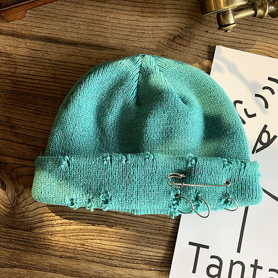 Alkalmi női téli sapka fém elemekkel