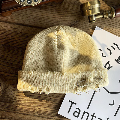 Alkalmi női téli sapka fém elemekkel