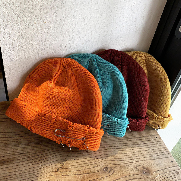 Alkalmi női téli sapka fém elemekkel