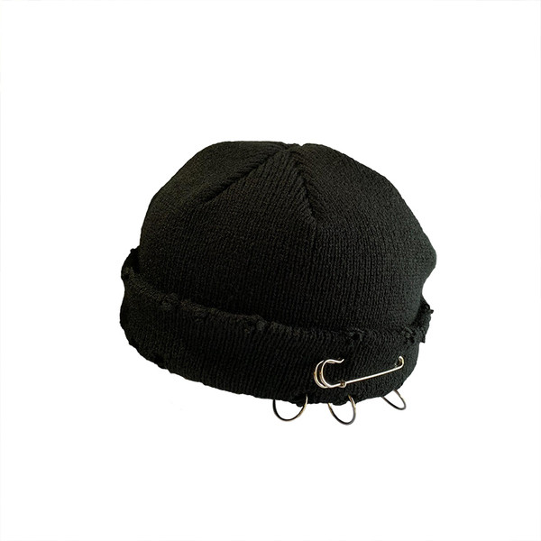 Alkalmi női téli sapka fém elemekkel