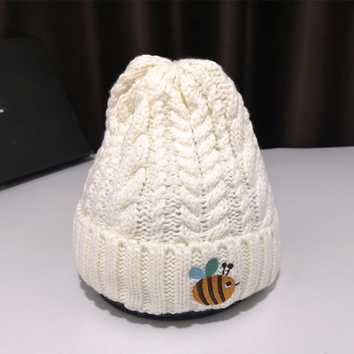 Kötött női sapka színes rátéttel