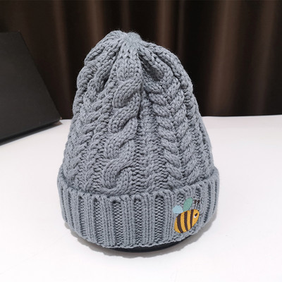 Kötött női sapka színes rátéttel