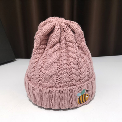 Kötött női sapka színes rátéttel