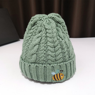 Kötött női sapka színes rátéttel