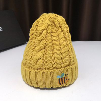 Kötött női sapka színes rátéttel