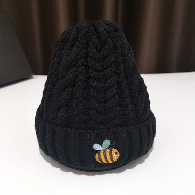 Kötött női sapka színes rátéttel