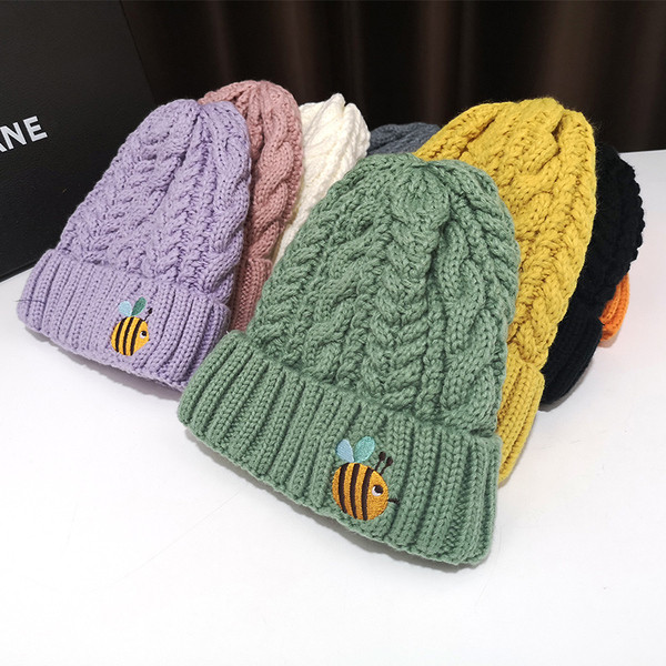 Kötött női sapka színes rátéttel