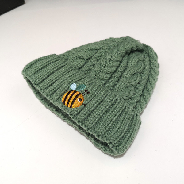 Kötött női sapka színes rátéttel