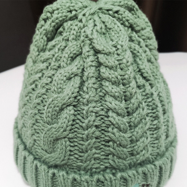 Kötött női sapka színes rátéttel