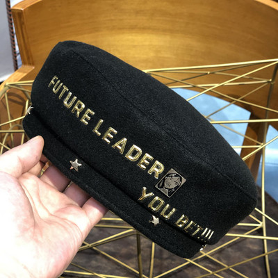 Modern női beret arany felirattal