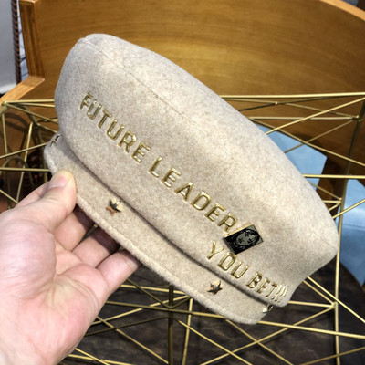 Modern női beret arany felirattal