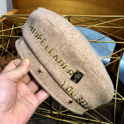 Modern női beret arany felirattal