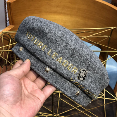 Modern női beret arany felirattal