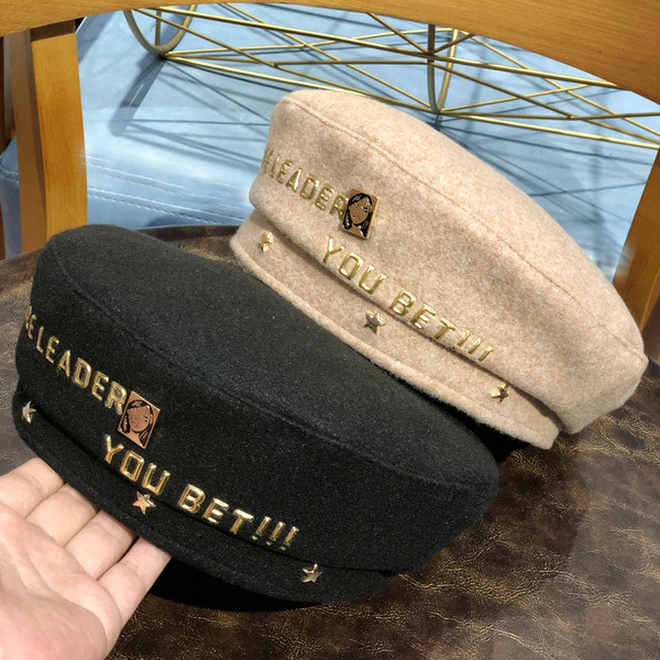 Modern női beret arany felirattal