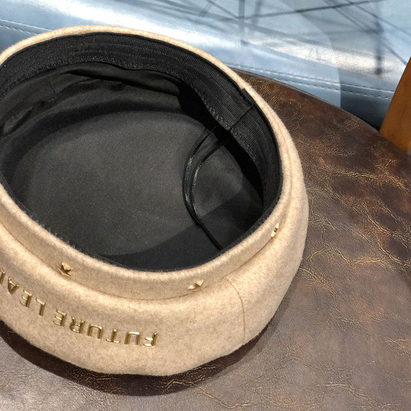 Modern női beret arany felirattal