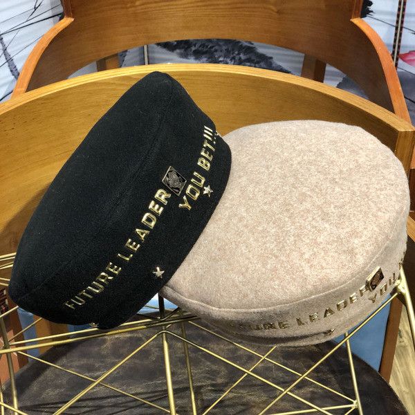 Modern női beret arany felirattal