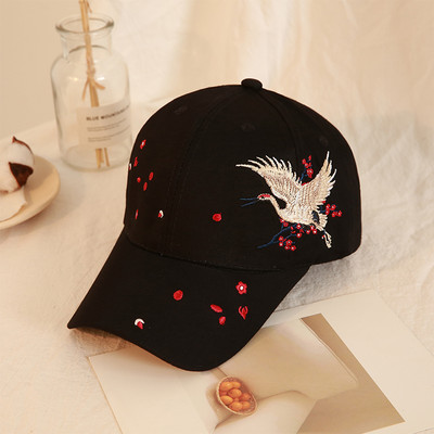 Új modell női sapka napellenzővel és hímzéssel