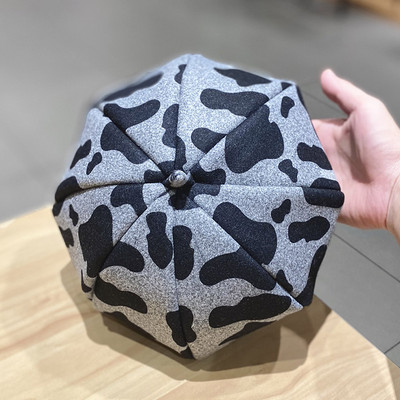 Női sapka leopárdmintás svájcisapka típussal