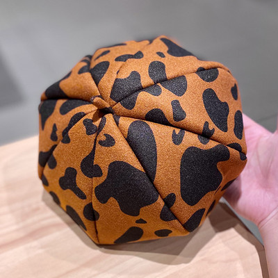 Női sapka leopárdmintás svájcisapka típussal