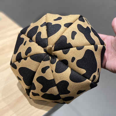 Női sapka leopárdmintás svájcisapka típussal