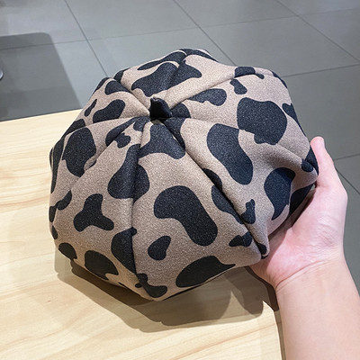 Női sapka leopárdmintás svájcisapka típussal