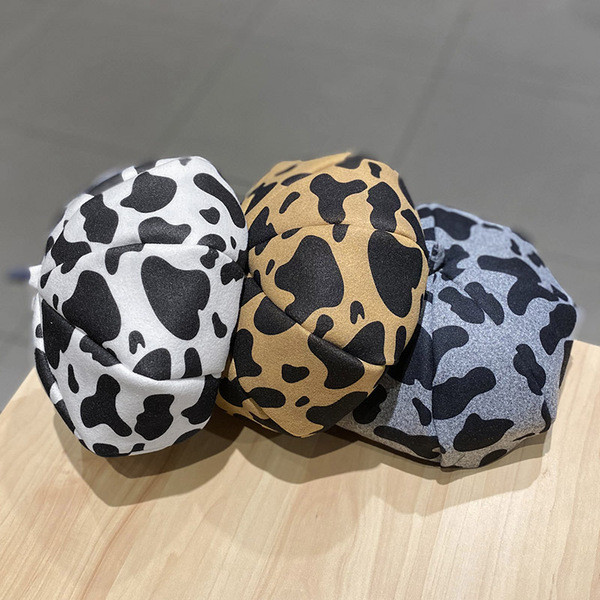 Női sapka leopárdmintás svájcisapka típussal