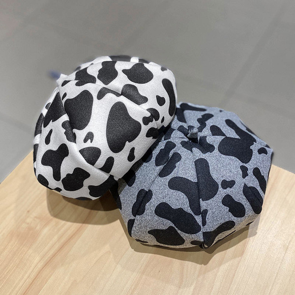 Női sapka leopárdmintás svájcisapka típussal