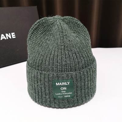 Női kötött sapka különböző színű emblémával