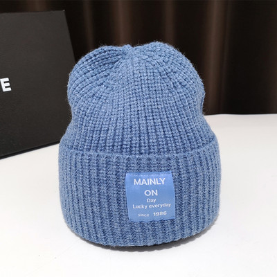 Női kötött sapka különböző színű emblémával