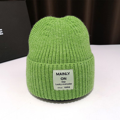 Női kötött sapka különböző színű emblémával