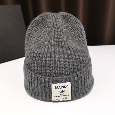 Női kötött sapka különböző színű emblémával