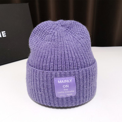 Női kötött sapka különböző színű emblémával