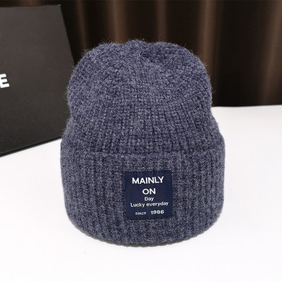 Női kötött sapka különböző színű emblémával