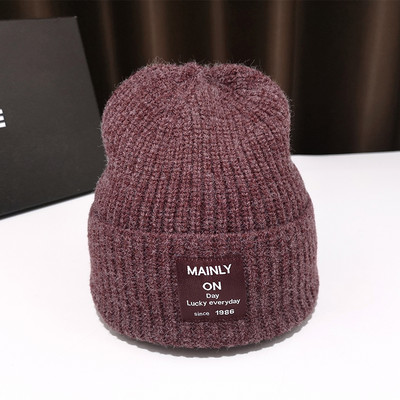 Női kötött sapka különböző színű emblémával