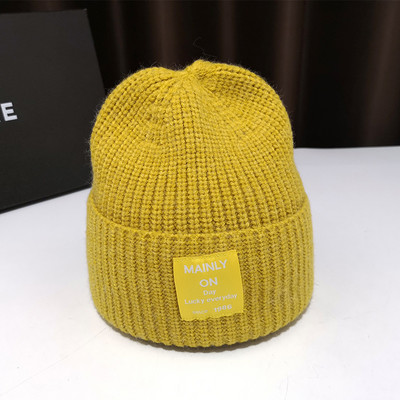 Női kötött sapka különböző színű emblémával