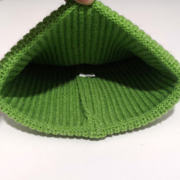 Női kötött sapka különböző színű emblémával