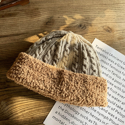 Alkalmi női kötött sapka pehelytal