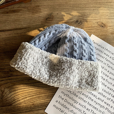 Alkalmi női kötött sapka pehelytal