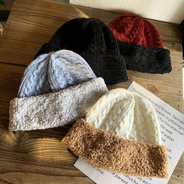 Alkalmi női kötött sapka pehelytal