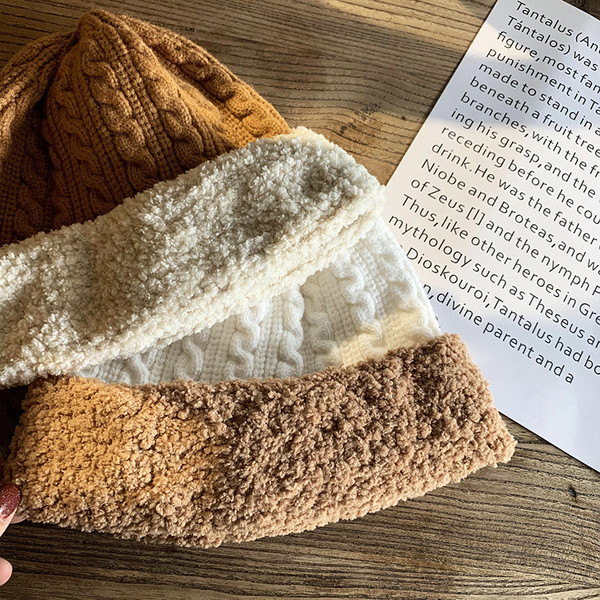 Alkalmi női kötött sapka pehelytal