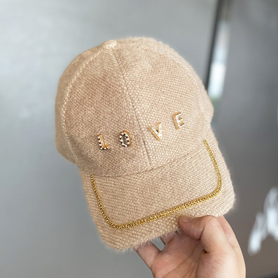 Modern női pehelykalap napellenzővel és felirattal