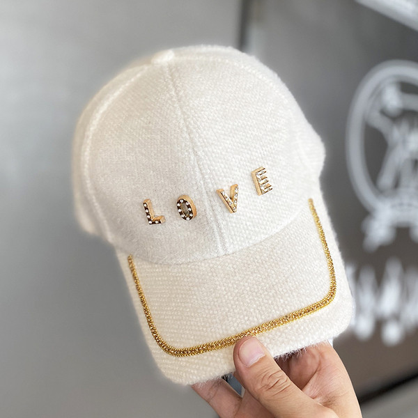 Modern női pehelykalap napellenzővel és felirattal