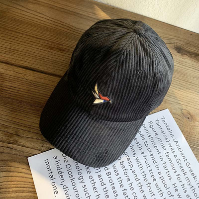 Alkalmi női sapka hímzéssel és napellenzővel