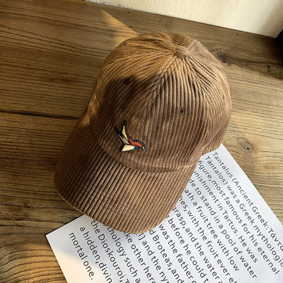 Alkalmi női sapka hímzéssel és napellenzővel