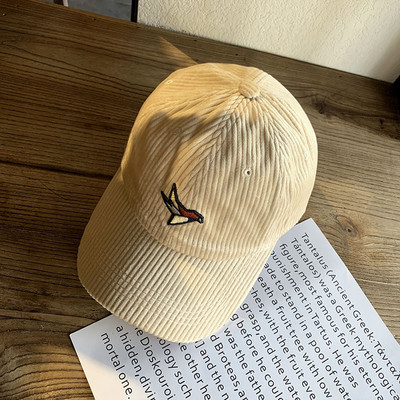 Alkalmi női sapka hímzéssel és napellenzővel