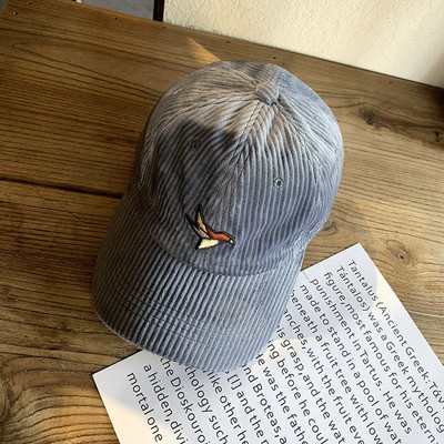 Alkalmi női sapka hímzéssel és napellenzővel