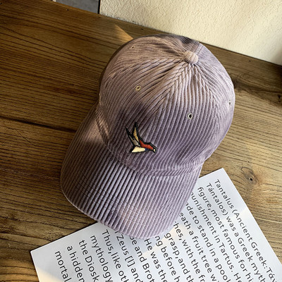 Alkalmi női sapka hímzéssel és napellenzővel