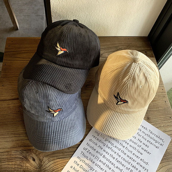 Alkalmi női sapka hímzéssel és napellenzővel